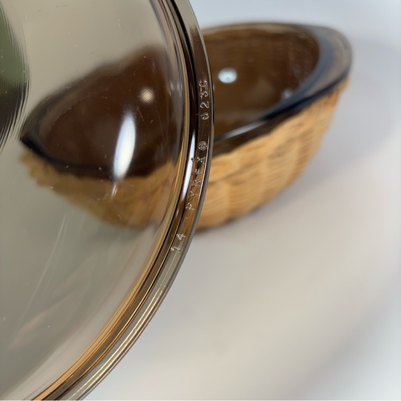 Pyrex Brown Glass Casserole Dish with Wicker Holder - Picture 7 of 9